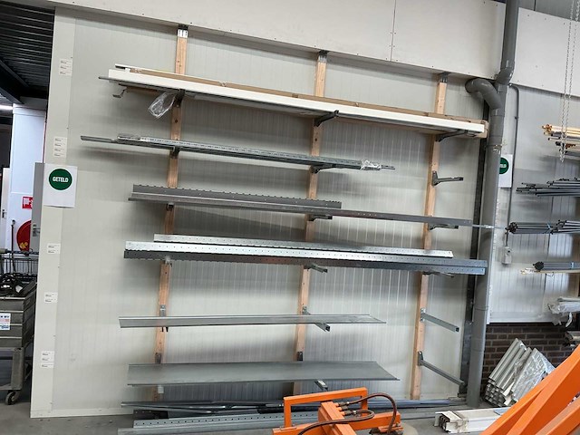 Stalen kabelgoten in stelling - afbeelding 1 van  3