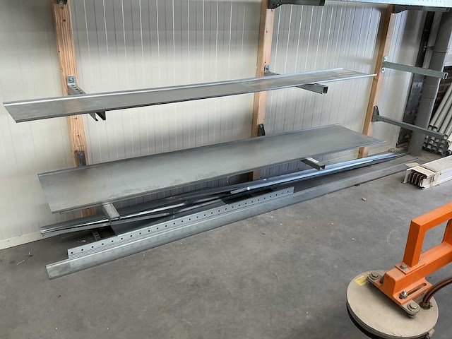 Stalen kabelgoten in stelling - afbeelding 2 van  3