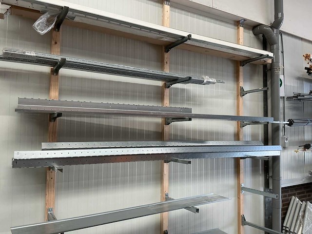 Stalen kabelgoten in stelling - afbeelding 3 van  3