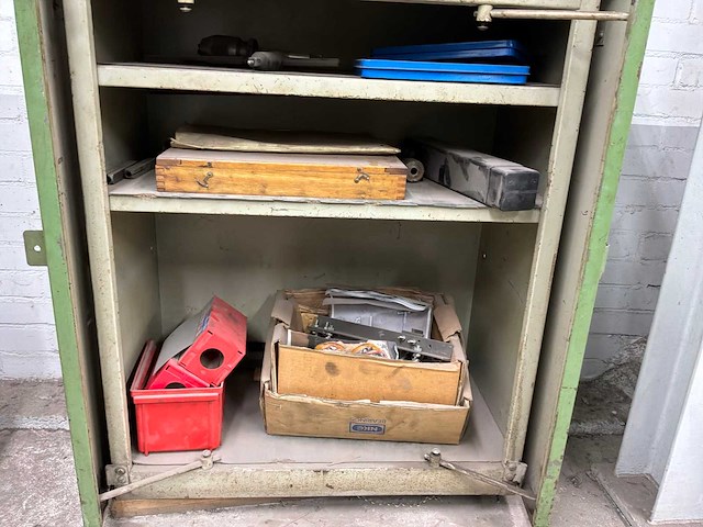 Stalen kast met diverse metaalbewerkingstoebehoren - afbeelding 3 van  3