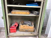 Stalen kast met diverse metaalbewerkingstoebehoren - afbeelding 3 van  3