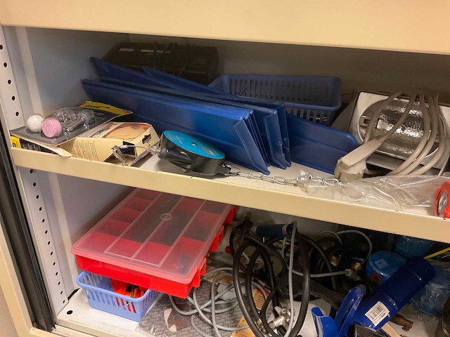 Stalen kast met inhoud - afbeelding 3 van  14