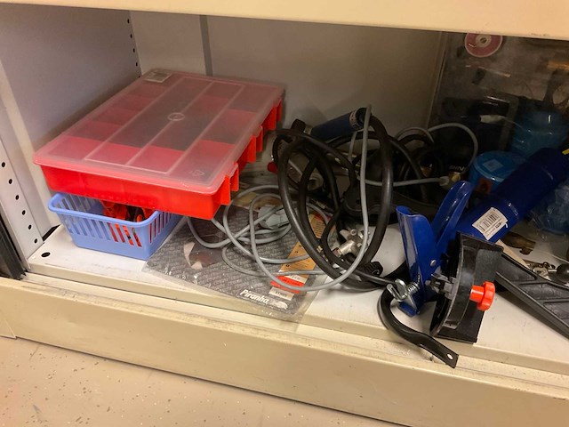 Stalen kast met inhoud - afbeelding 4 van  14