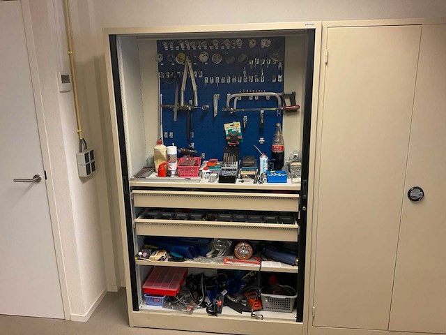 Stalen kast met inhoud - afbeelding 1 van  14