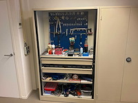 Stalen kast met inhoud - afbeelding 1 van  14