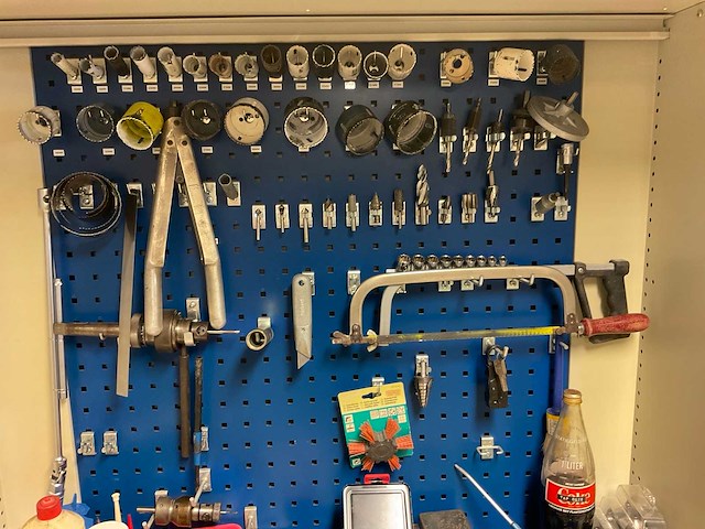 Stalen kast met inhoud - afbeelding 7 van  14