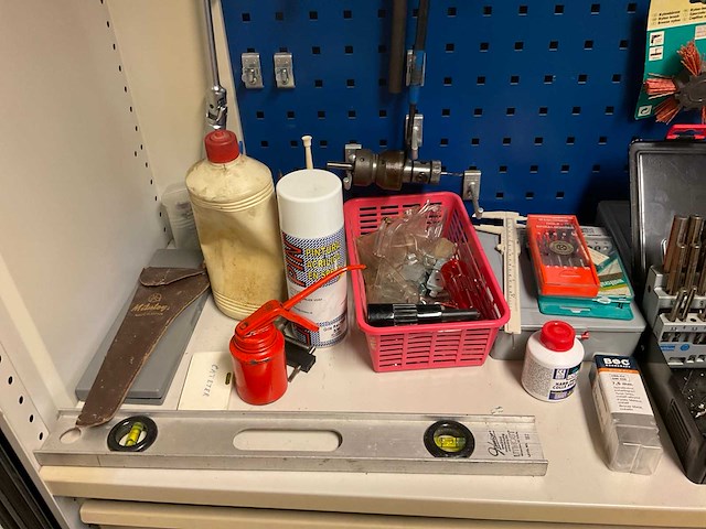 Stalen kast met inhoud - afbeelding 8 van  14