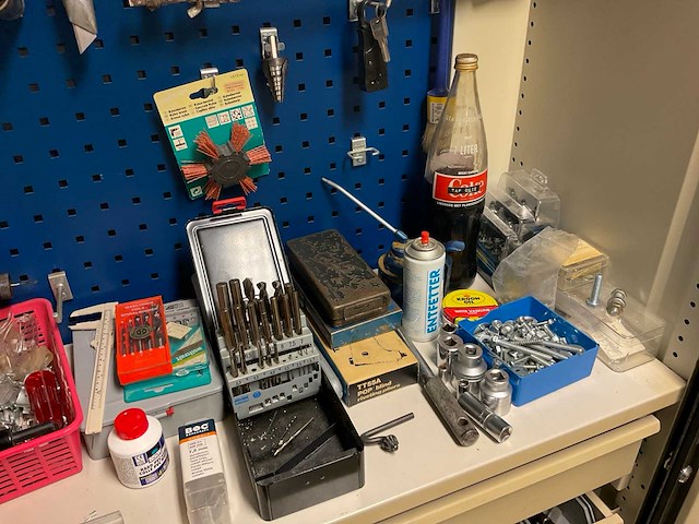 Stalen kast met inhoud - afbeelding 9 van  14