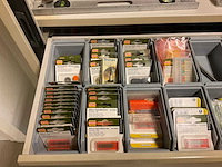 Stalen kast met inhoud - afbeelding 10 van  14