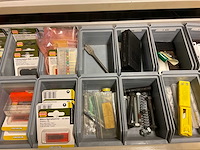 Stalen kast met inhoud - afbeelding 11 van  14