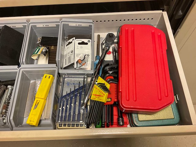 Stalen kast met inhoud - afbeelding 12 van  14