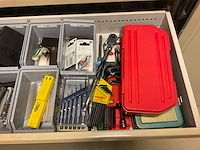 Stalen kast met inhoud - afbeelding 12 van  14