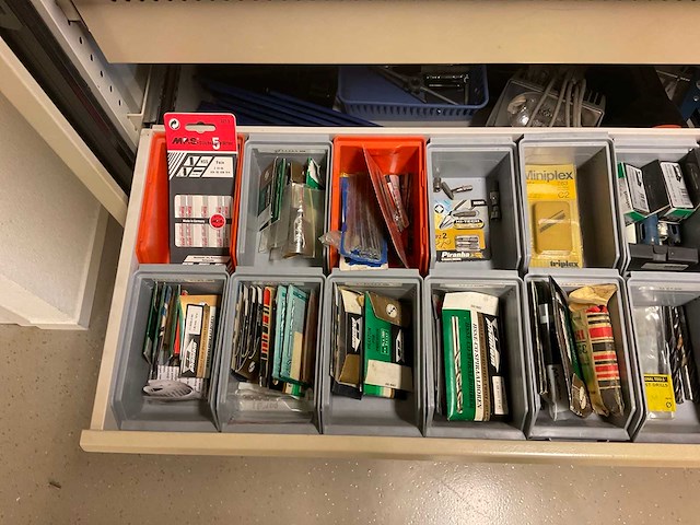 Stalen kast met inhoud - afbeelding 13 van  14