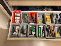 Stalen kast met inhoud - afbeelding 13 van  14