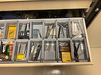 Stalen kast met inhoud - afbeelding 14 van  14