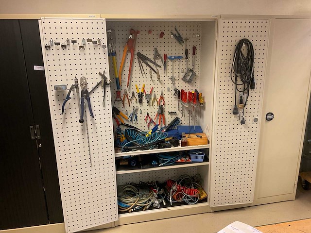 Stalen kast met inhoud - afbeelding 1 van  3