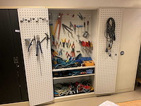 Stalen kast met inhoud - afbeelding 1 van  3