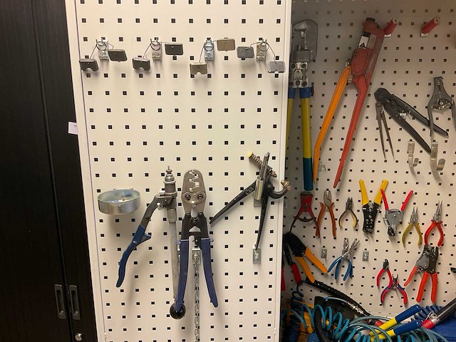 Stalen kast met inhoud - afbeelding 2 van  3