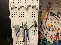 Stalen kast met inhoud - afbeelding 2 van  3