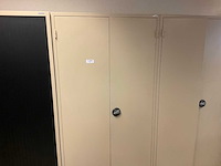 Stalen kast met inhoud - afbeelding 3 van  3