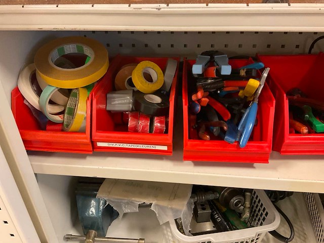 Stalen kast met inhoud - afbeelding 2 van  12