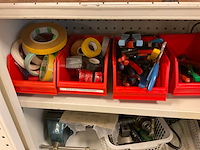 Stalen kast met inhoud - afbeelding 2 van  12