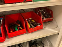 Stalen kast met inhoud - afbeelding 3 van  12