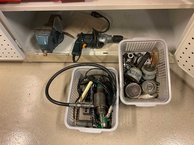 Stalen kast met inhoud - afbeelding 4 van  12