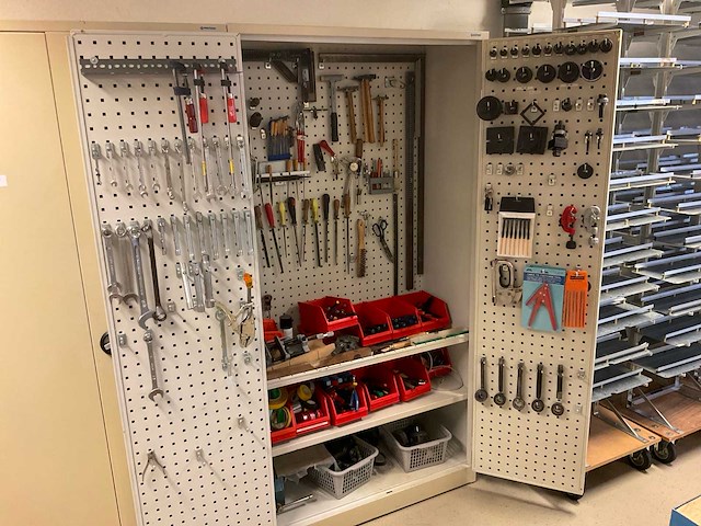 Stalen kast met inhoud - afbeelding 1 van  12