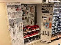 Stalen kast met inhoud - afbeelding 1 van  12