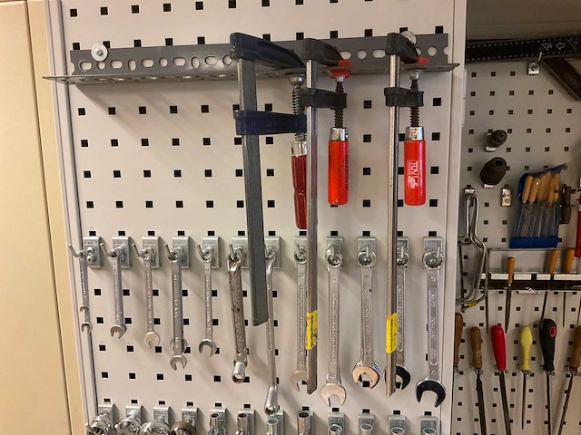 Stalen kast met inhoud - afbeelding 5 van  12