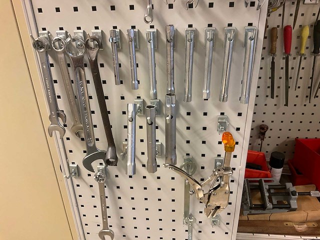 Stalen kast met inhoud - afbeelding 6 van  12