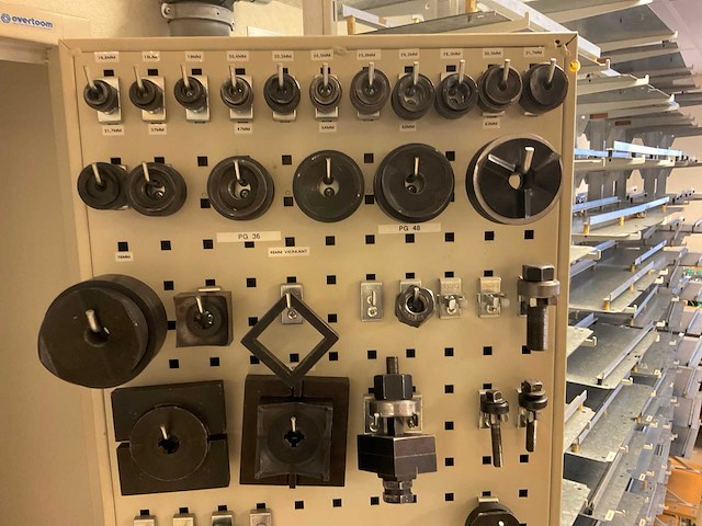 Stalen kast met inhoud - afbeelding 7 van  12