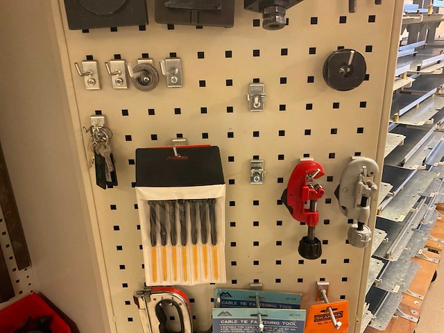 Stalen kast met inhoud - afbeelding 8 van  12