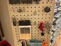 Stalen kast met inhoud - afbeelding 8 van  12