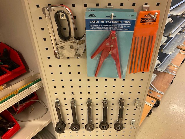 Stalen kast met inhoud - afbeelding 9 van  12