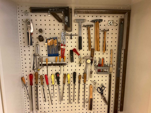 Stalen kast met inhoud - afbeelding 10 van  12