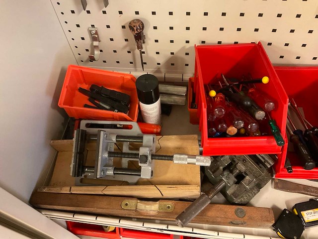 Stalen kast met inhoud - afbeelding 11 van  12