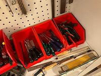 Stalen kast met inhoud - afbeelding 12 van  12