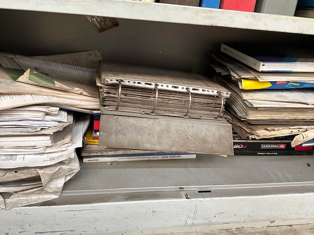 Stalen kast met werkplaats handleidingen - afbeelding 13 van  14