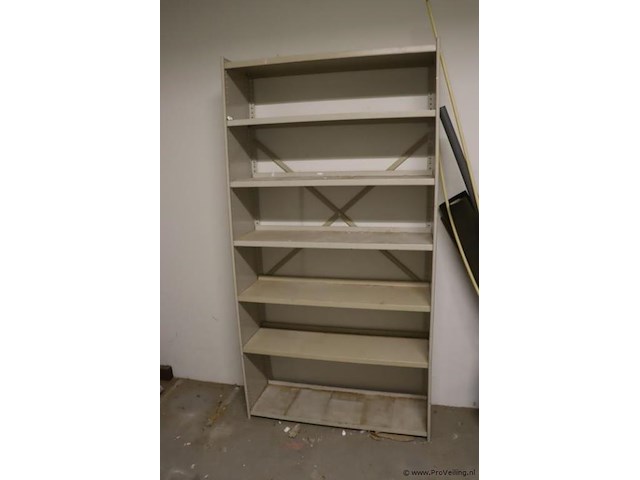 Stalen kast - afbeelding 1 van  3
