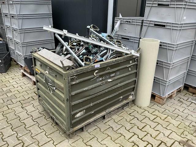Stalen kist met buisklemmen - afbeelding 1 van  4