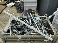 Stalen kist met buisklemmen - afbeelding 2 van  4