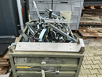 Stalen kist met buisklemmen - afbeelding 3 van  4