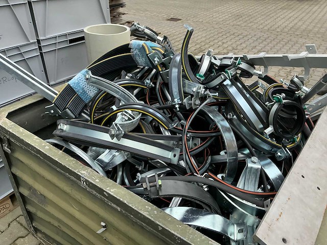 Stalen kist met buisklemmen - afbeelding 4 van  4