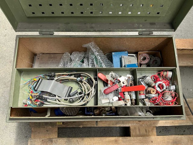 Stalen kist met diverse elektro en hogedruk toebehoren - afbeelding 3 van  4