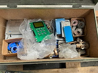 Stalen kist met diverse elektro en hogedruk toebehoren - afbeelding 4 van  4