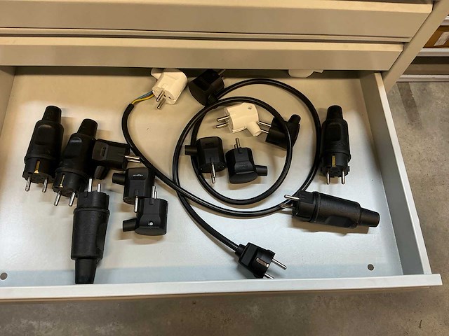 Stalen ladenkast met kabels - afbeelding 4 van  19