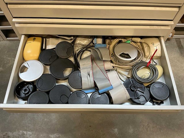 Stalen ladenkast met kabels - afbeelding 5 van  19