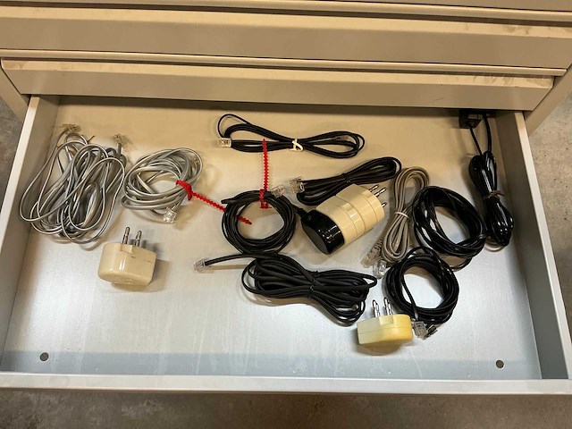 Stalen ladenkast met kabels - afbeelding 7 van  19